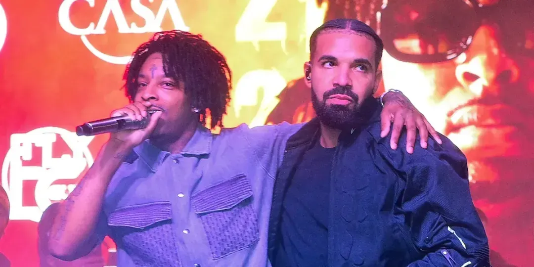 21 Savage and Drake aer standing on the stage side by side