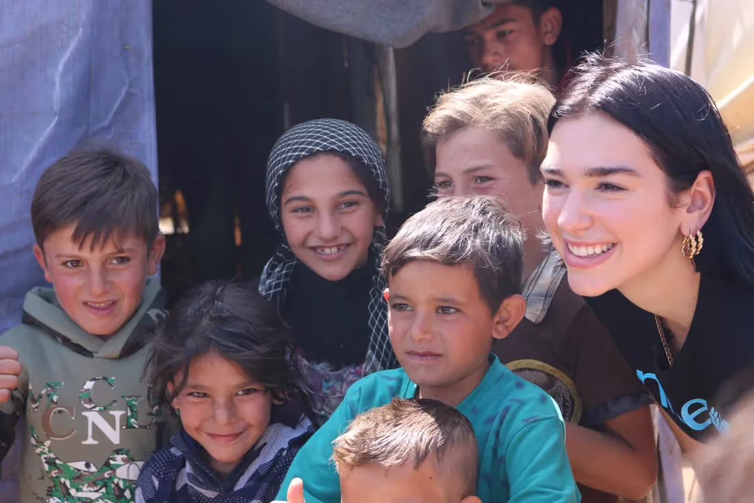 Dua Lipa en Líbano con niños refugiados con UNICEF