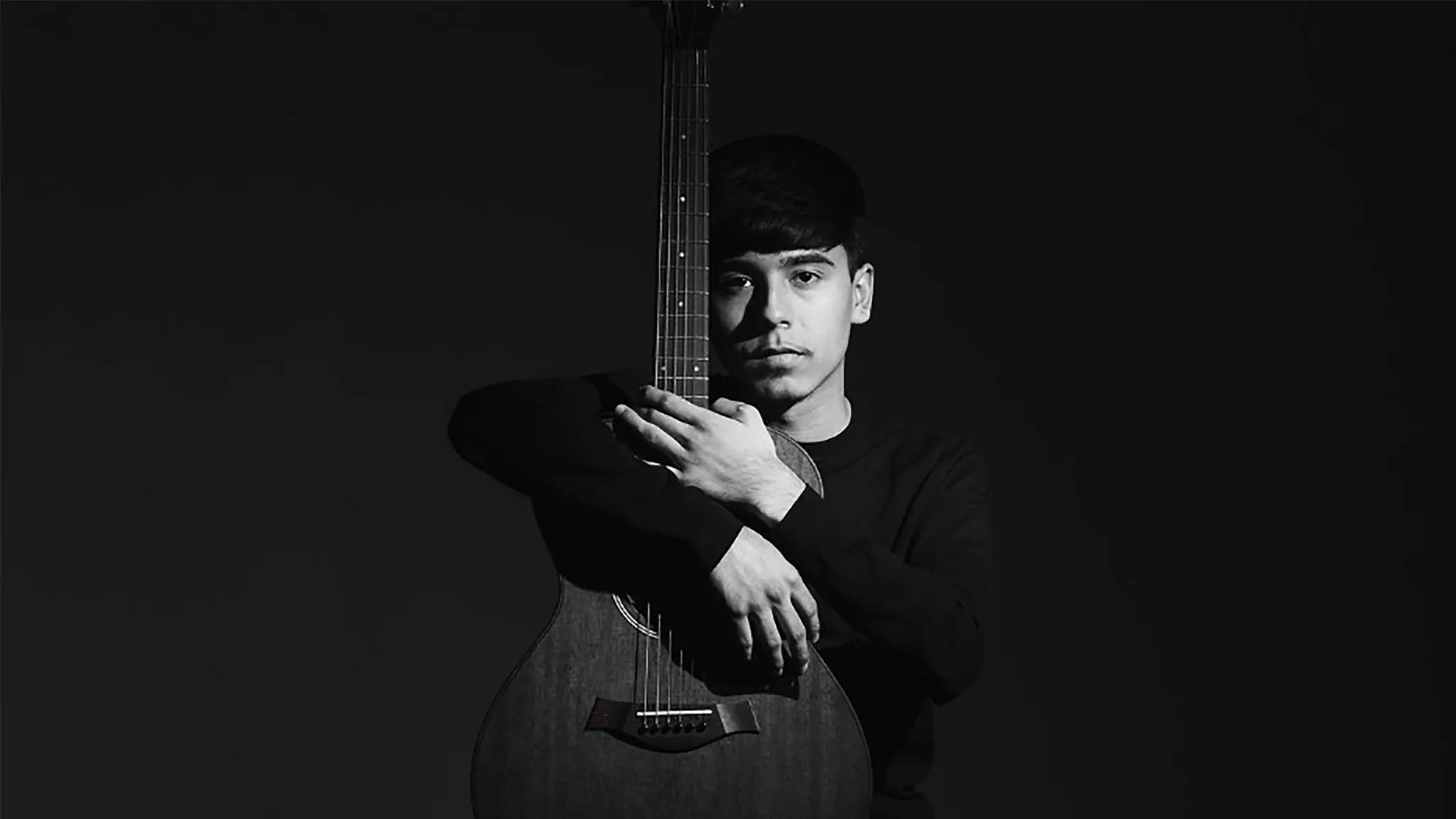 Foto de Ivan Cornejo en blanco y negro