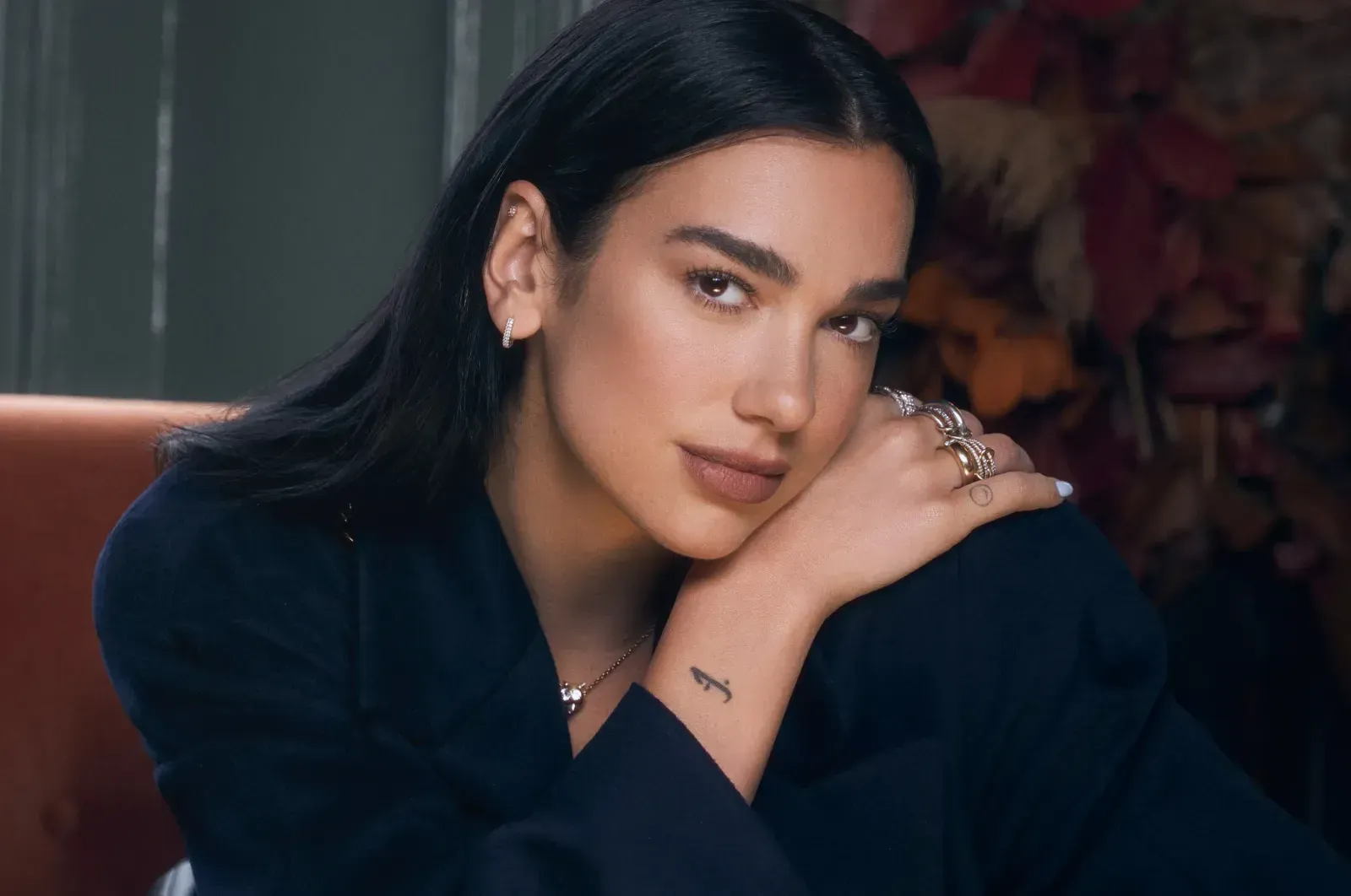 Dua Lipa en servicio temporada 1