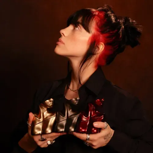 Billie Eilish holder alle tre parfymer fra 'Eilish'-samlingen