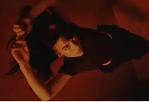Billie Eilish med rødt hår i rødt rom, i støtte til 'Eilish No. 3' parfyme, utgitt 9. november 2023