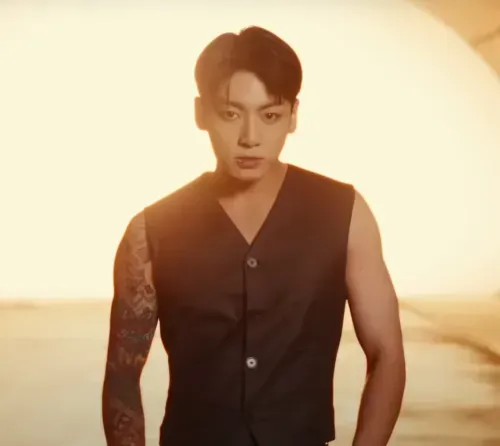 Jung Kook ከመጀመሪያ አልበሙ "Standing Next to You" የ"golden" ነጠላ ዜማ ቪዲዮ ውስጥ