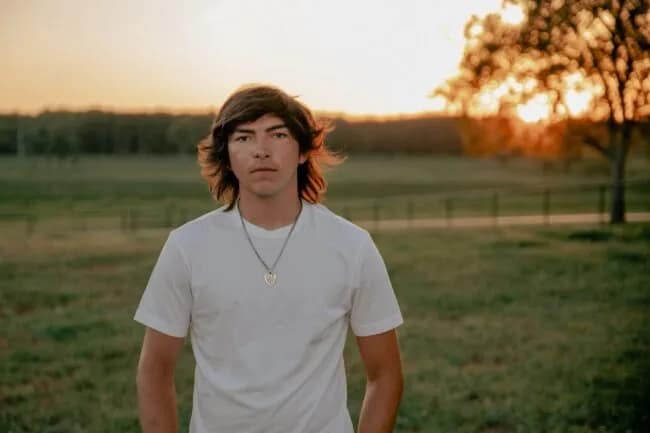 Wyatt Flores foto i en fil - Artist Bio