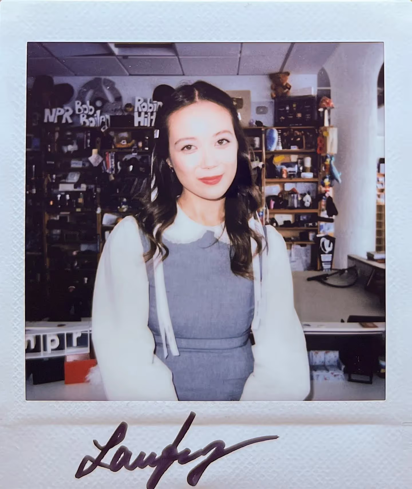 Laufey podpiše sliko same sebe po nastopu na NPR's Tiny Desk 12. decembra 2023