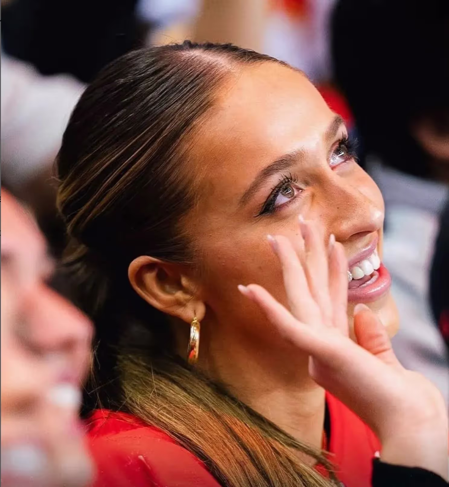 Tate McRae fait une apparition à un match des 'Flames' dans sa ville natale de Calgary