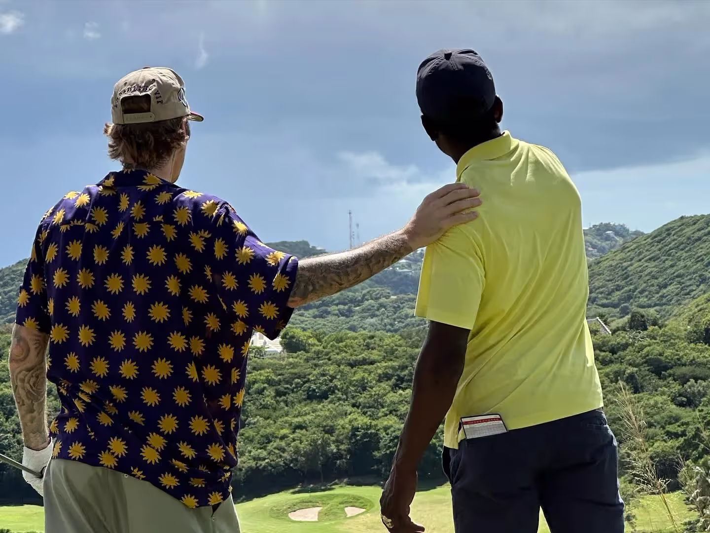 Justin Bieber enjoyes golf with friends