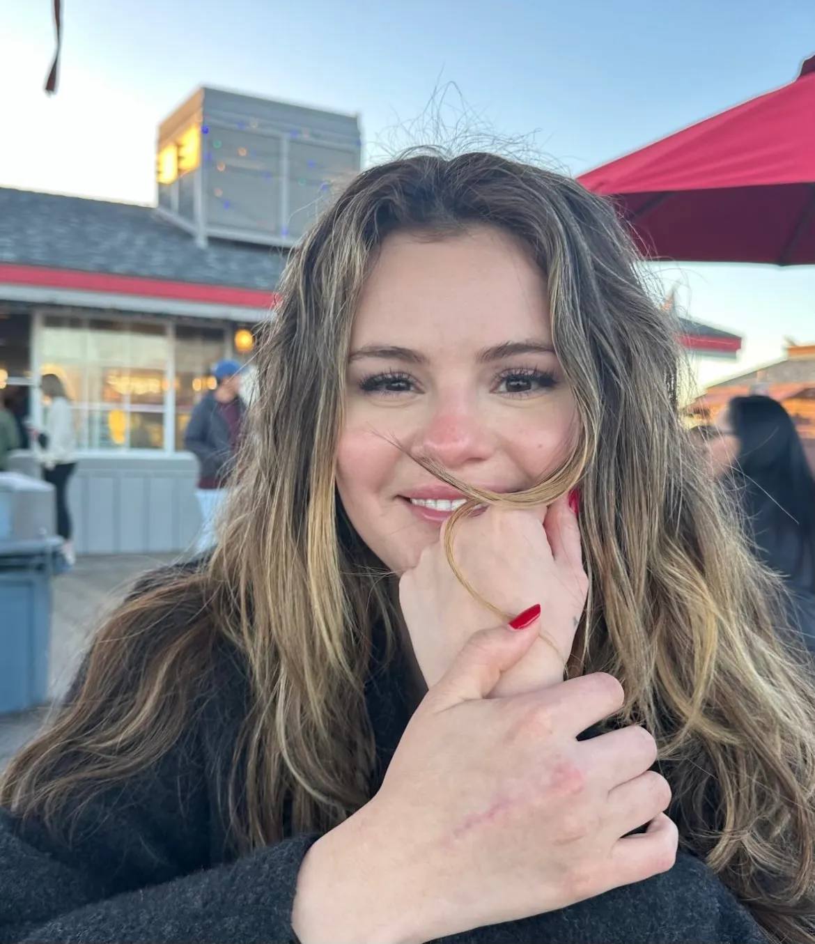 Selena Gomez on a date with Benny Blanco, radiates with happiness