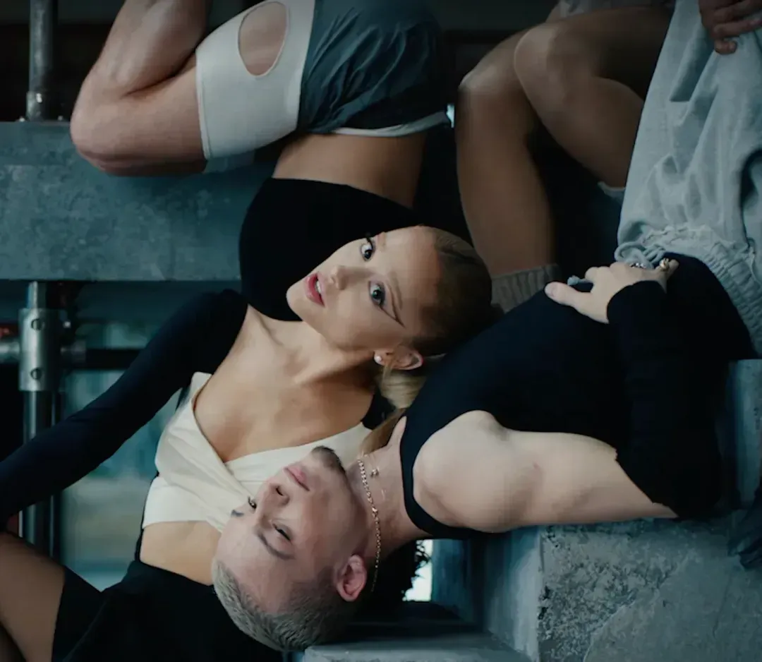 'yes, and?' మ్యూజిక్ వీడియోలో Ariana Grande మరియు డ్యాన్సర్ల బృందం
