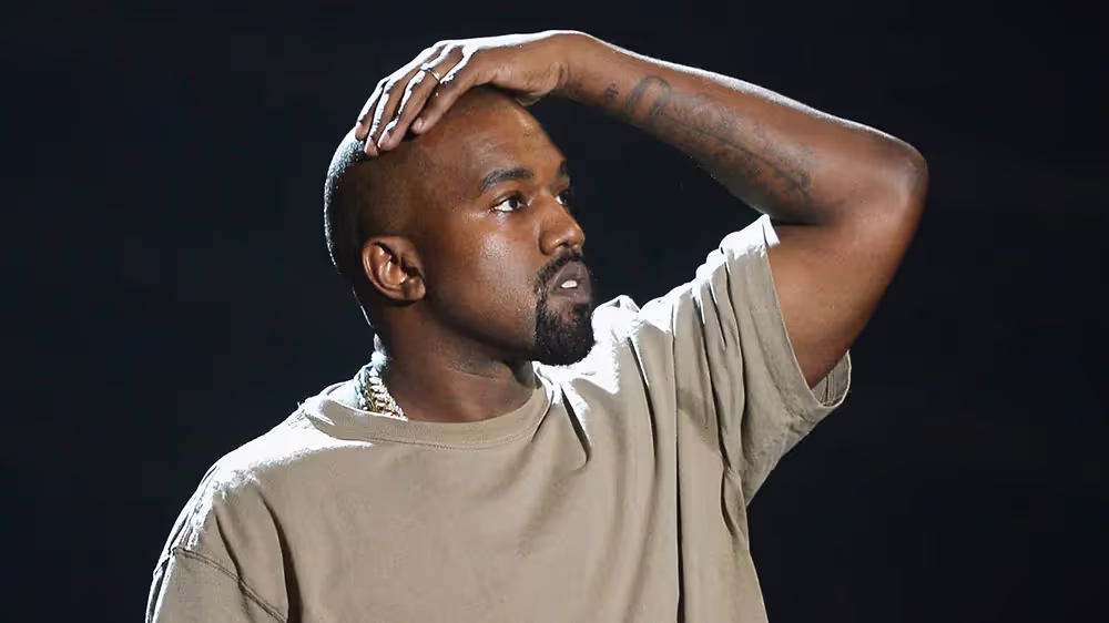 Kanye West portret op 'n swart agtergrond