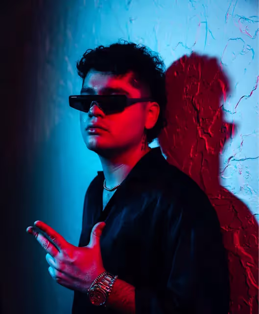 ਜੈਸੀਅਲ ਨੁਨੇਜ਼ ਨੇ ਕਾਲੇ ਧੁੱਪ ਦੇ ਚਸ਼ਮੇ ਪਾਏ ਹੋਏ ਹਨ।