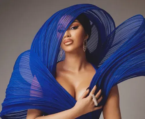 Mavi elbise ve peçe giyen Cardi B, sanatçı profili, biyografi