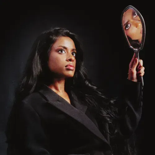 Debbii Dawson, 'Happy World' single'ın kapak sanatında siyah bir suit giyerken ve bir ayna tutarken