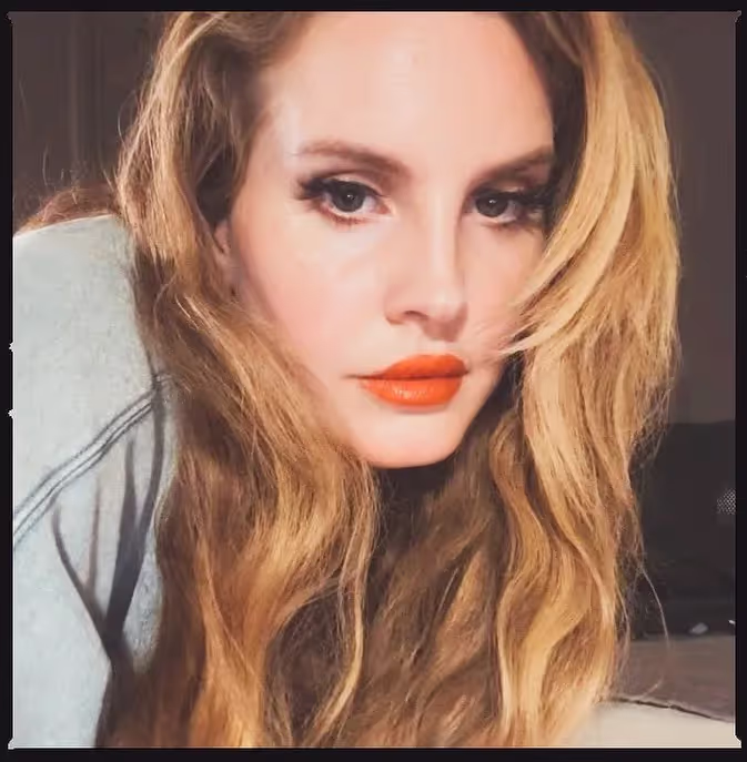 Retrato de Lana Del Rey con pintalabios rojo.