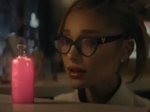 Ariana Grande valmistab armurohu, et võluda Penn Badgleyt 'the boy is mine' muusikavideos