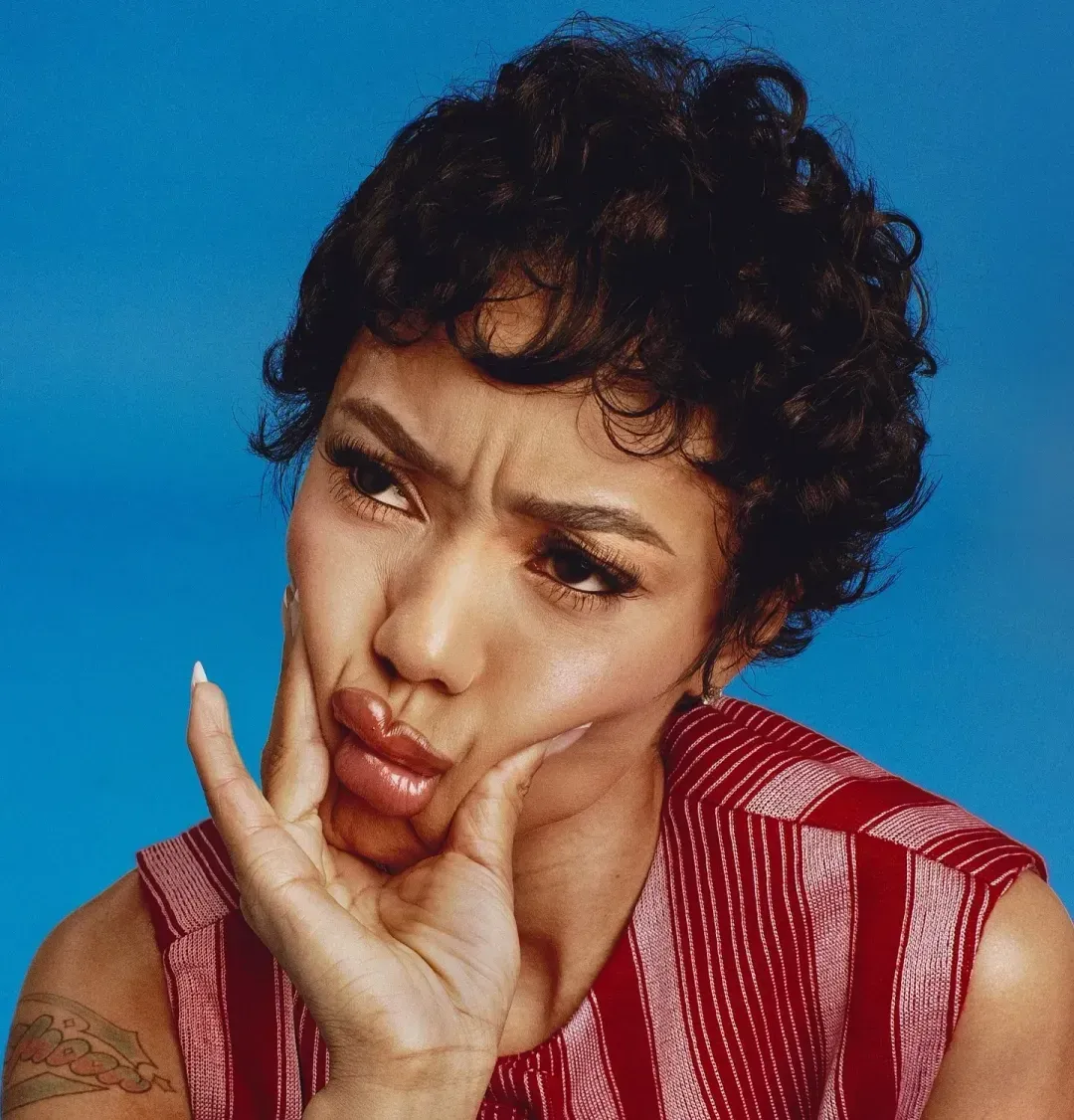 Coi Leray kanthi rambut cendhak keriting kanggo Wonderland Magazine, profil artis, bio