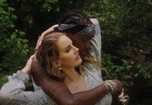 Lana Del Rey y Quavo, abrazados en el videoclip de 'Tough'