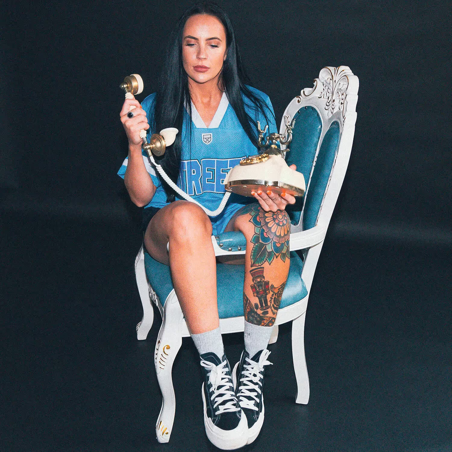 Hannah Stow, déi e rouer Telefon hält, 'Sideline'-EP-Verëffentlechung