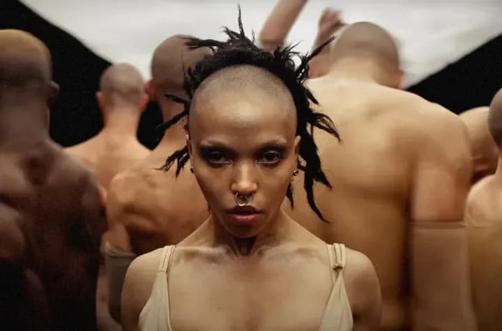 FKA twigs-eusexua-muziekvideo-naakt-bovenkant-naakte-mannelijke-dansers