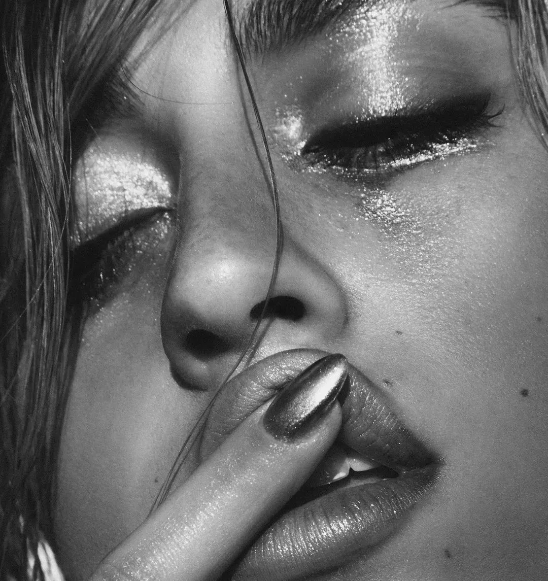 Tate-McRae-black-and-white-portrait-genvmagazine-cover