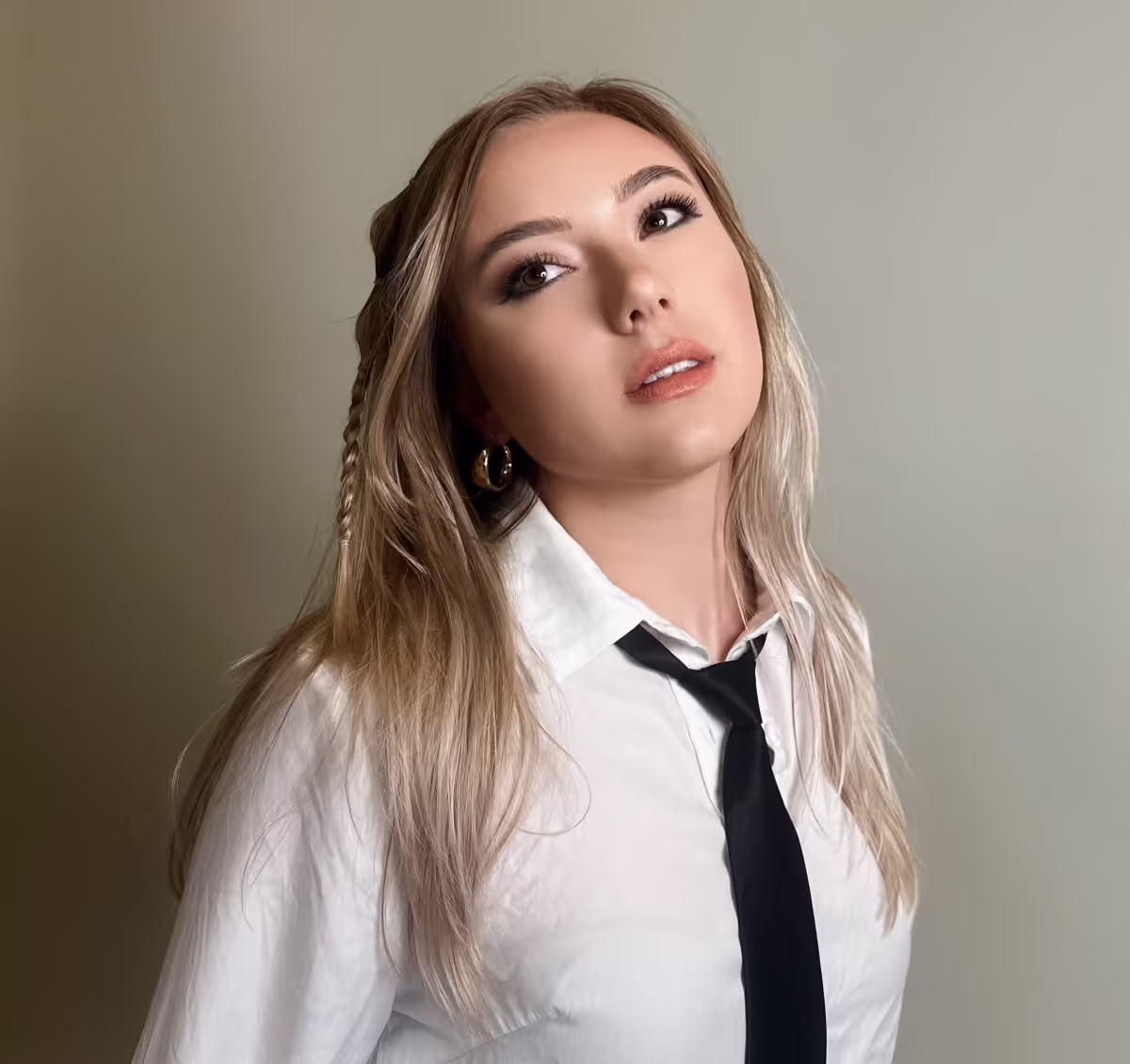 لاورن پرزلی با شلوار سفید و گردنبند سیاه - PopFiltr - تکآهنگ سریع و پنهان