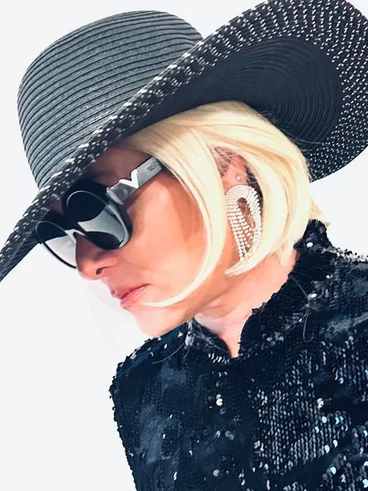 Riiver Brukes, veste noire brillante, chapeau noir, lunettes noires