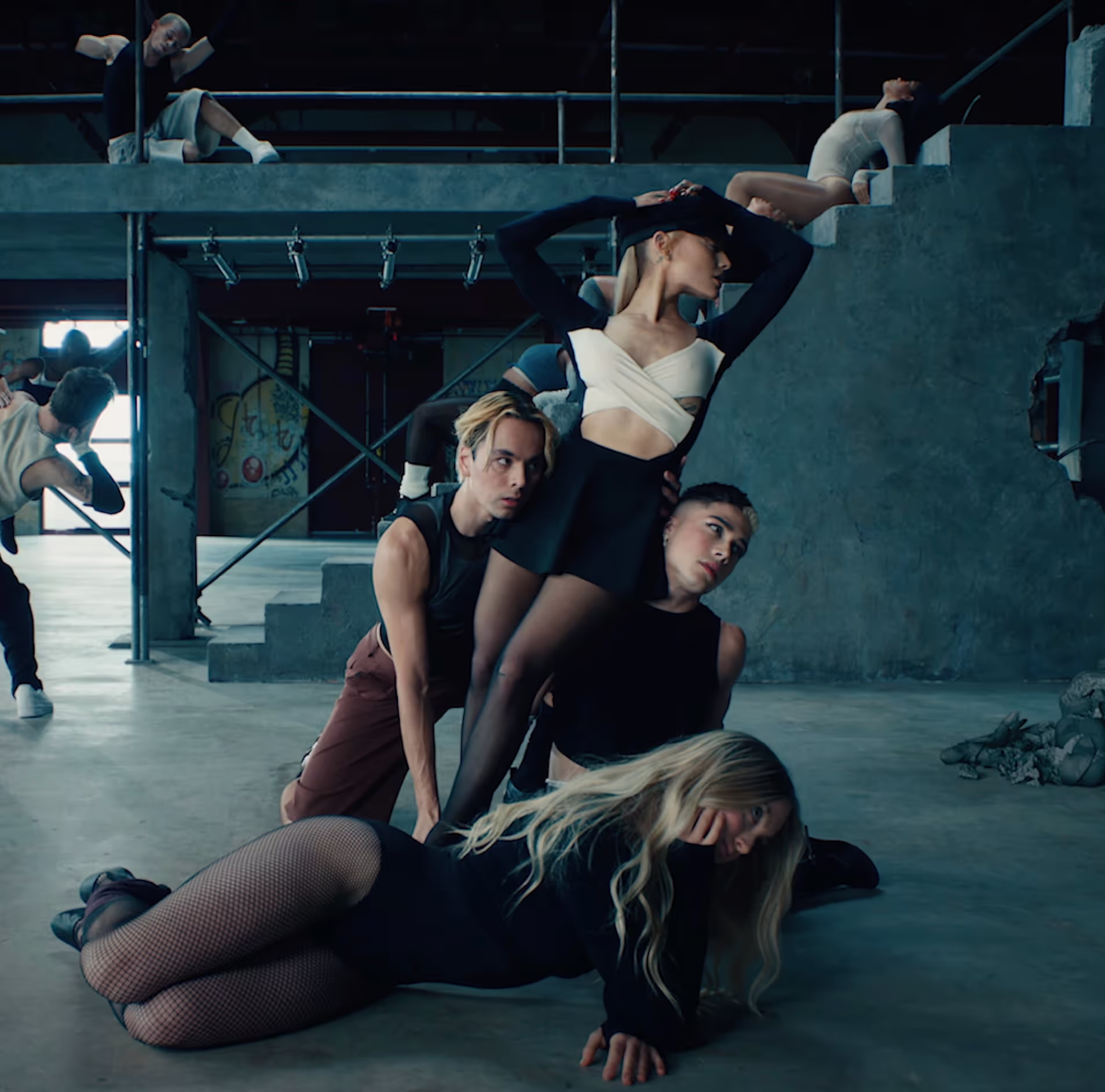 Ariana Grande 'yes, and?' müzik videosunda