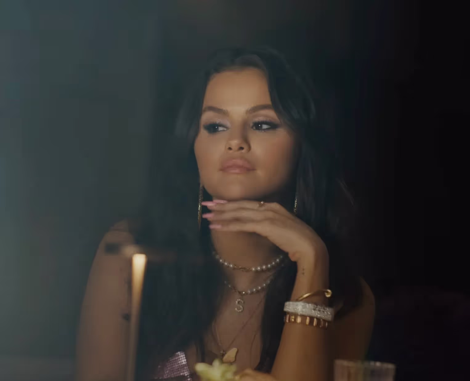 Selena Gomez glansar í 'Single Soon' á meðan aðdáendur bíða spenntir eftir þriðju stúdíóplötu hennar