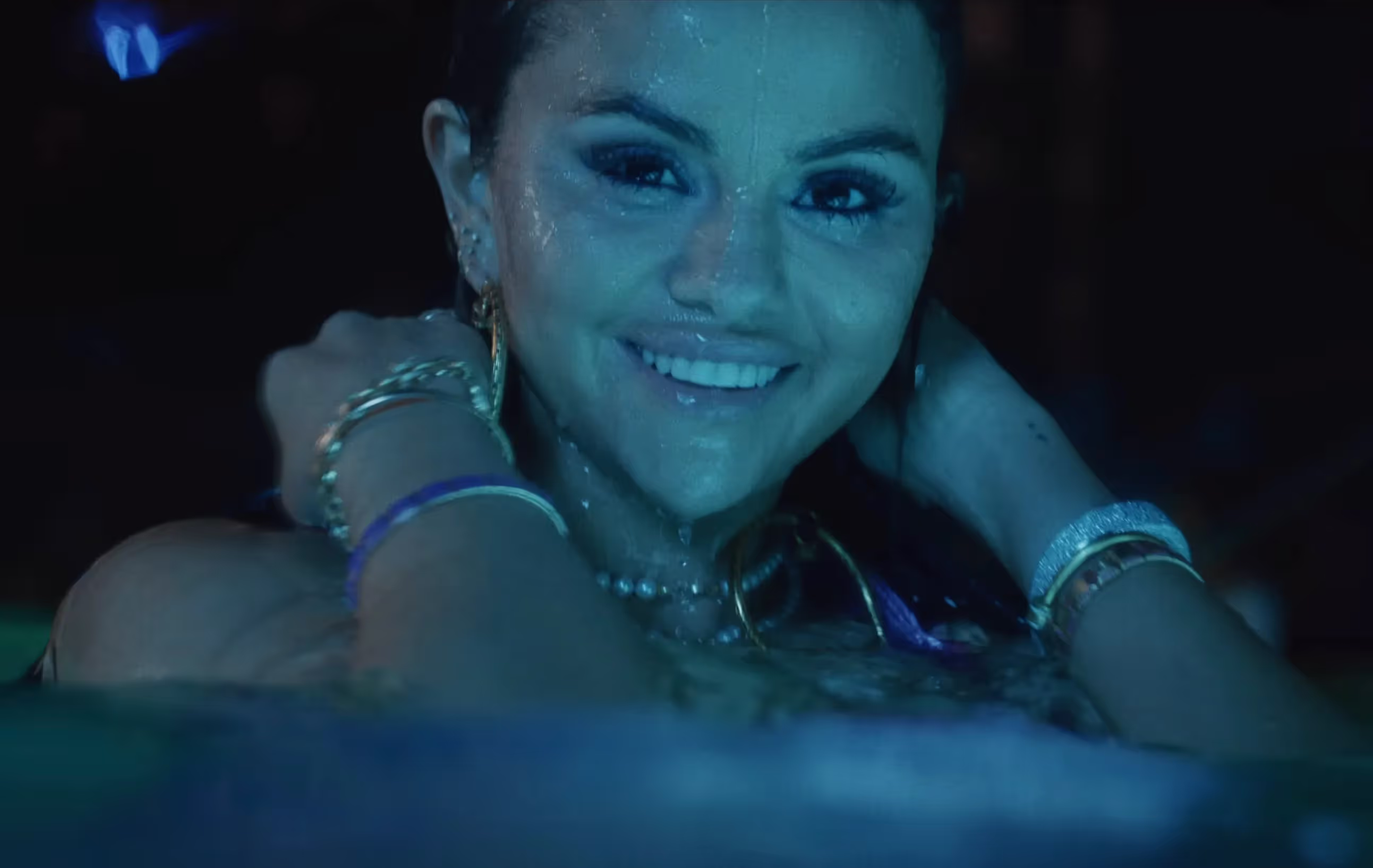 Selena Gomez lítur mjög glöð út í sundlaug í tónlistarmyndbandinu sínu við Single Soon