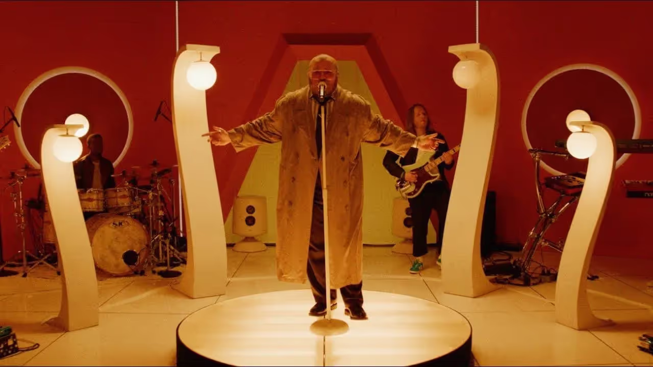 Teddy Swims performing live "I lose control'