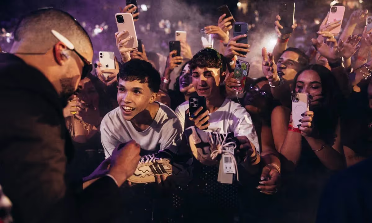 Bad Bunny 与粉丝互动,为其与 Adidas 合作款球鞋签字