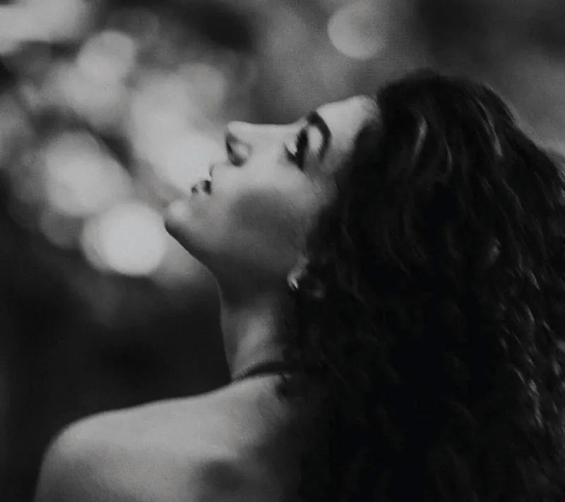 Caroline Romano,"Born to want more"单曲封面:Carolina 的黑白人像照