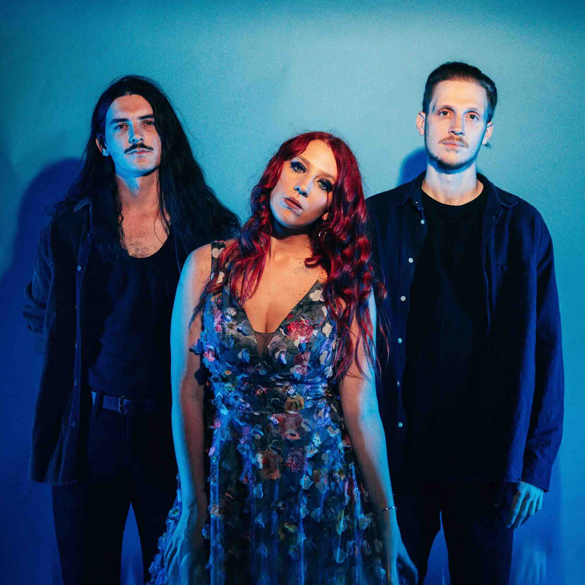 Joan & The Giants, imagen de prensa con tonos azules antes del lanzamiento de 'Still Breathing'