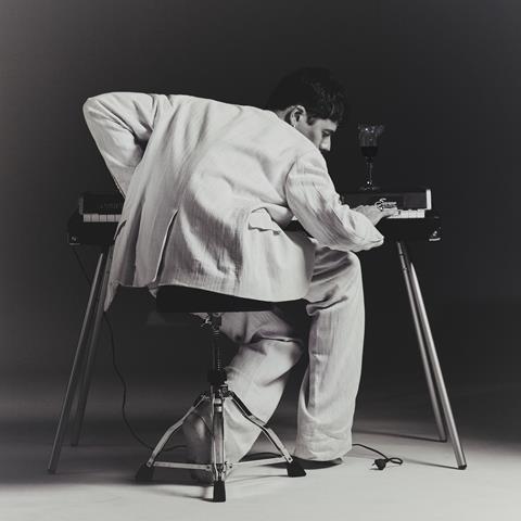 బాయ్స్ లాగా దుస్తులు ధరించి, ఆల్బమ్ కవర్ ఆర్ట్