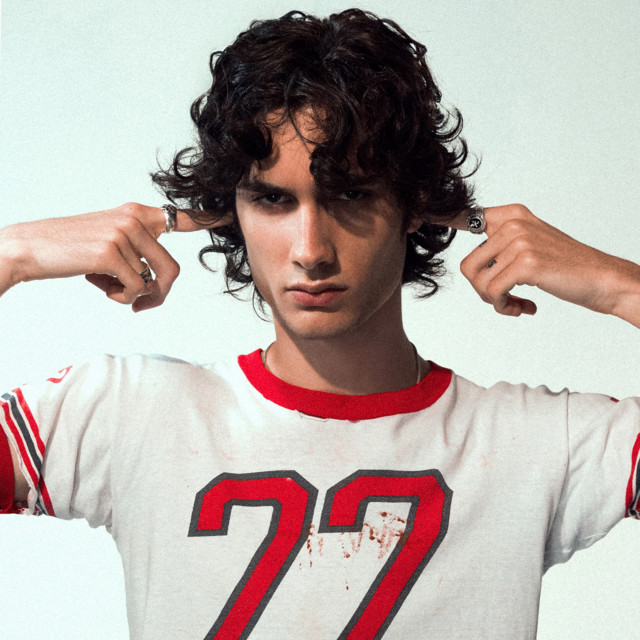 Sombr "Undressed" art tal-kopertina